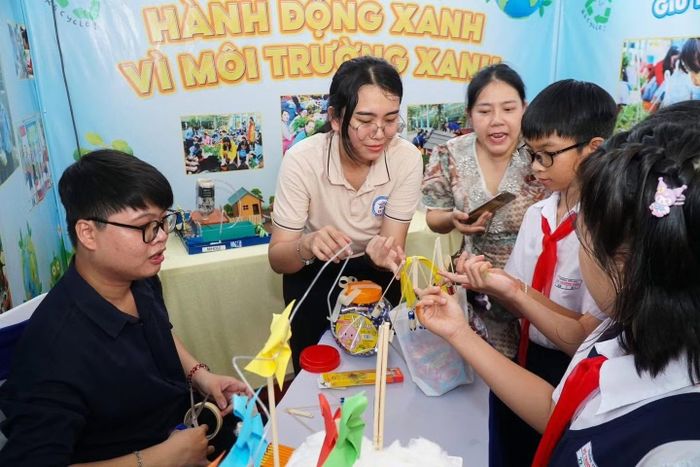 Học sinh trên địa bàn phường Diên Hồng chơi trò chơi được làm từ các nguyên liệu tái chế.