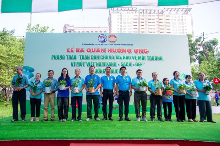 Người dân phường Xuân Hòa tham gia chương trình ra quân bảo vệ môi trường.