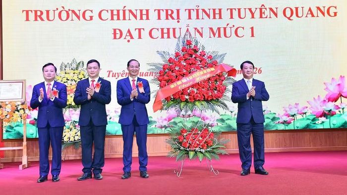 Đồng chí Hầu A Lềnh, Ủy viên Trung ương Đảng, Bí thư Tỉnh ủy Tuyên Quang tặng hoa chúc mừng Trường Chính trị tỉnh đạt chuẩn mức 1.