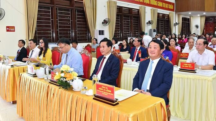 Các đồng chí lãnh đạo tỉnh Tuyên Quang và lãnh đạo Học viện Chính trị quốc gia Hồ Chí Minh dự buổi lễ.