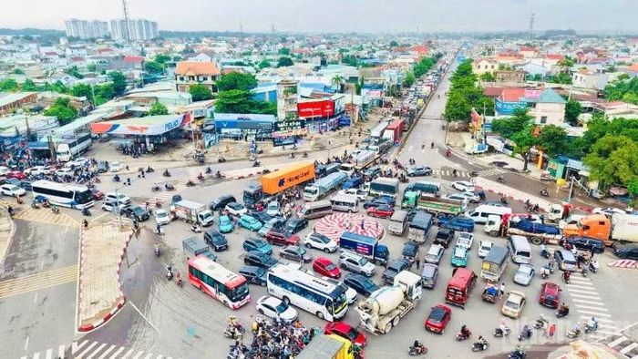 Khu vực Cổng 11 qua phường Phước Tân chiều 6/5 kẹt cứng.