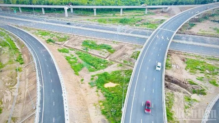 Nút giao Long Thành kết nối với cao tốc Thành phố Hồ Chí Minh-Long Thành-Dầu Giây và cao tốc Biên Hòa-Vũng Tàu và đường T2 sân bay Long Thành.