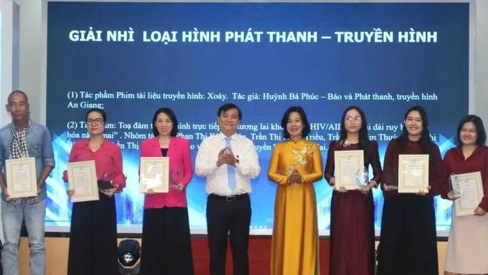 Lãnh đạo Ban Tuyên giáo và Dân vận Tỉnh ủy và Hội Nhà báo Việt Nam trao giải Nhì cho các tác giả.