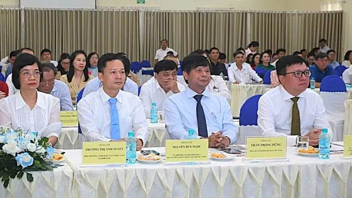 Đồng chí Lê Quốc Minh, Ủy viên Trung ương Đảng, Tổng Biên tập Báo Nhân Dân, Phó Trưởng Ban Tuyên giáo và Dân vận Trung ương, Chủ tịch Hội Nhà báo Việt Nam (bìa phải) cùng các đại biểu dự lễ.