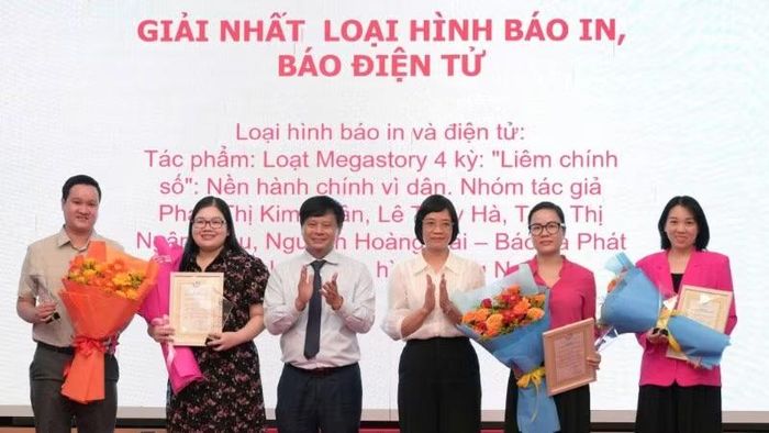 Lãnh đạo Hội Nhà báo Việt Nam trao giải Nhất cho các tác giả.