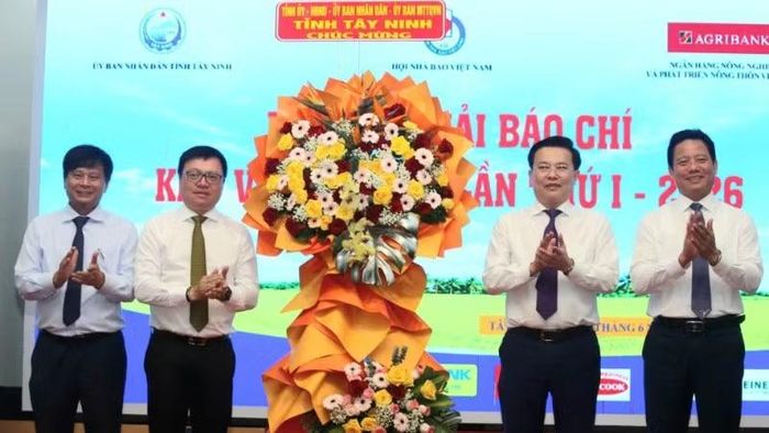 Lãnh đạo Tỉnh ủy Tây Ninh trao hoa chúc mừng Hội Nhà báo Việt Nam.
