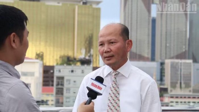 Nhà nghiên cứu Uch Leang trả lời phỏng vấn phóng viên Báo Nhân Dân thường trú tại Campuchia. (Ảnh: HUY VŨ)