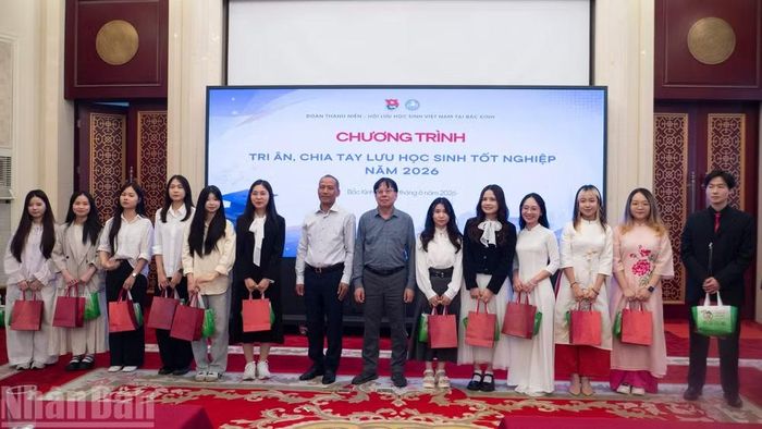 Đồng chí Nguyễn Duy Phóng và đồng chí Đỗ Mạnh Hà tặng quà cho các lưu học sinh Việt Nam tốt nghiệp năm 2026.