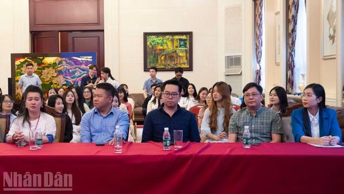 Ông Hoàng Mai Diễn (thứ hai từ phải sang) tham dự Chương trình.