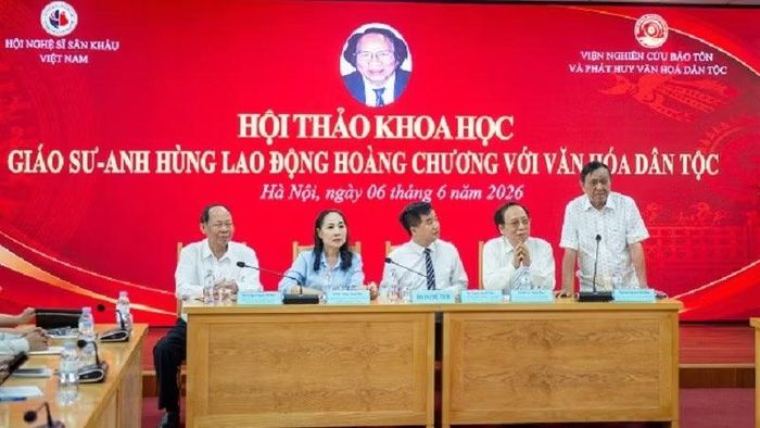 Các đại biểu chủ trì hội thảo.