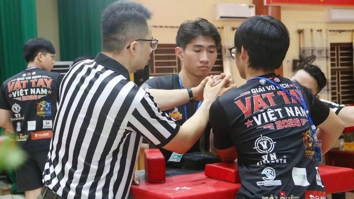 Cân nặng, chiều dài cánh tay và khả năng duy trì sức mạnh trong suốt trận đấu cũng ảnh hưởng đáng kể đến thành tích thi đấu.