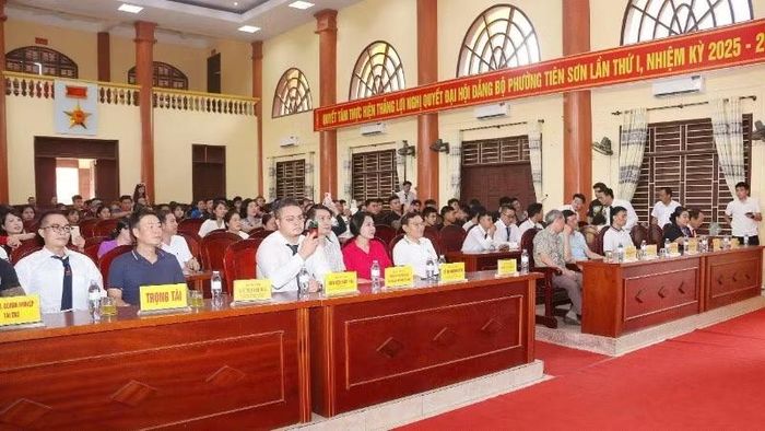 Các đại biểu dự buổi lễ.