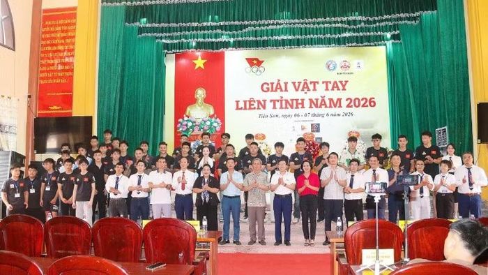 Các đại biểu chụp ảnh cùng Ban tổ chức giải và các vận động viên, huấn luyện viên.