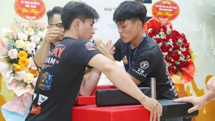Vật tay hiện nay có hai nhóm kỹ thuật phổ biến là “móc” và “top roll”.