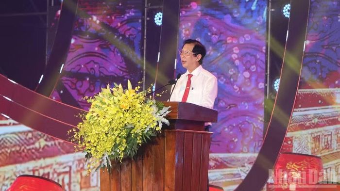 Đồng chí Lê Văn Phước, Phó Chủ tịch Ủy ban nhân dân tỉnh phát biểu tại buổi khai mạc lễ hội.