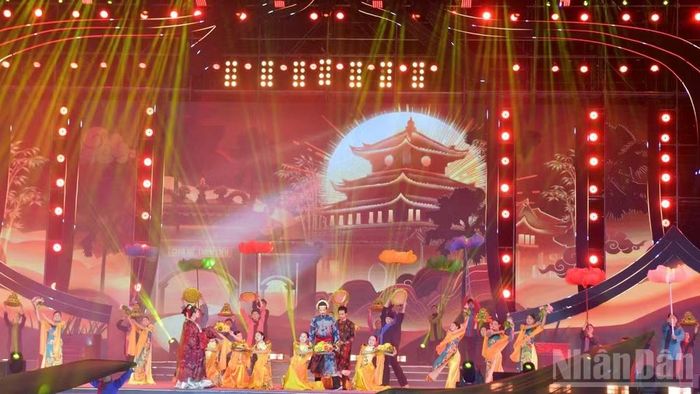 Quang cảnh đêm khai mạc lễ hội.