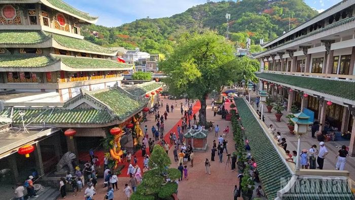 Một góc Miếu Bà Chúa Xứ núi Sam.