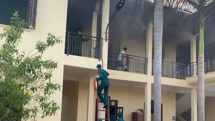 Lực lượng chức năng tiếp cận khu vực xảy ra cháy tại trụ sở làm việc của xã Thượng Đức.