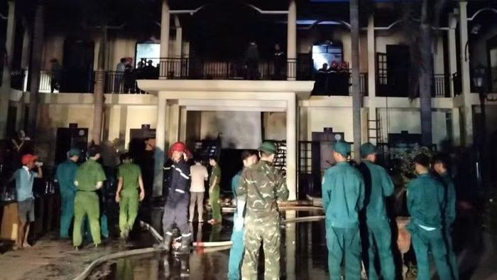 Lực lượng chức năng có mặt kịp thời, nỗ lực khống chế vụ cháy.