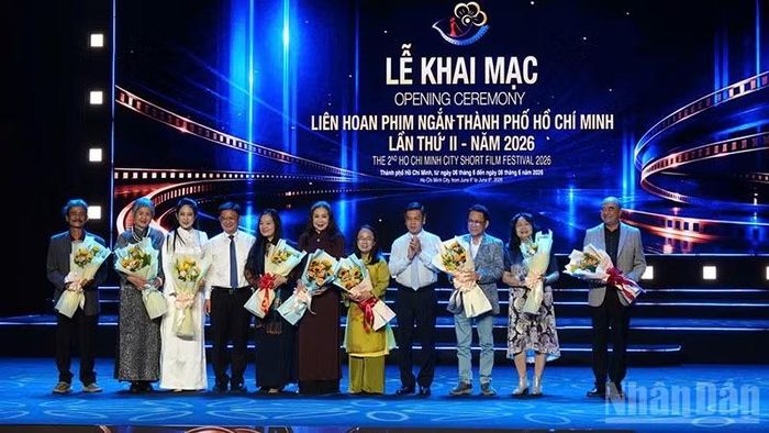 Các đại biểu tặng hoa cho Hội đồng nghệ thuật.