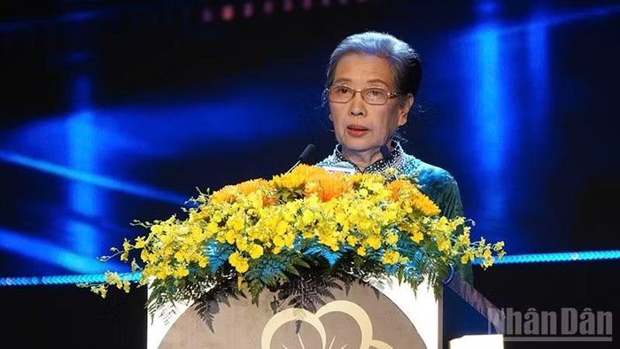 Nhà biên kịch Dương Cẩm Thúy, Chủ tịch Hội Điện ảnh Thành phố Hồ Chí Minh phát biểu khai mạc Liên hoan phim ngắn Thành phố Hồ Chí Minh lần 2.