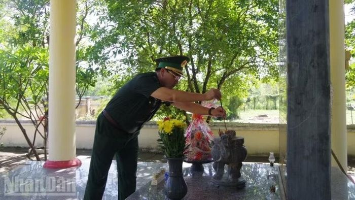 Thiếu tướng Võ Tiến Nghị, Phó Tư lệnh Bộ đội Biên phòng dâng hương tưởng niệm các anh hùng, liệt sĩ.