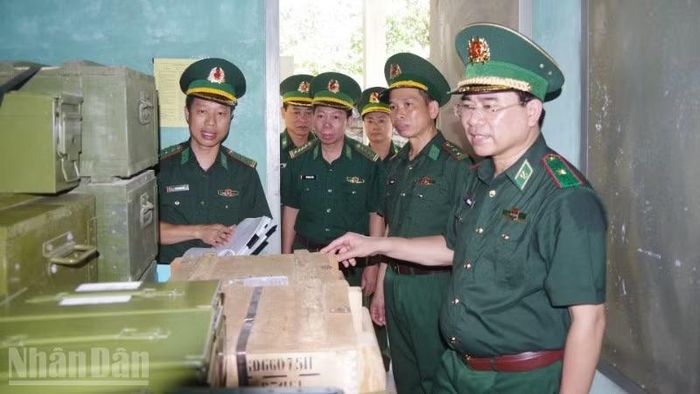 Đoàn công tác kiểm tra kho quân khí.