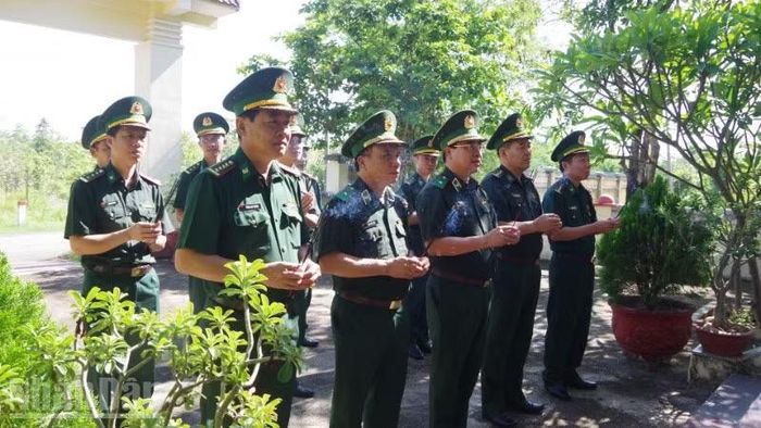 Đoàn kiểm tra dâng hương tại Nhà bia ghi danh các anh hùng, liệt sĩ Đồn Biên phòng cửa khẩu Đắk Ruê.