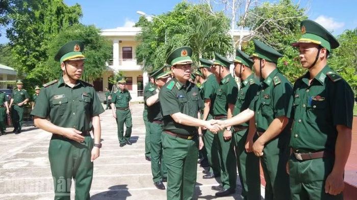 Đoàn kiểm tra đến Đồn Biên phòng cửa khẩu Đắk Ruê.