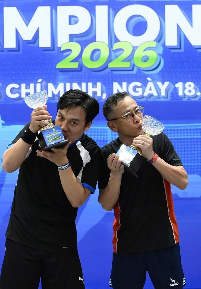 Lý Quí Chánh và MC Thiên Vũ (trái) đoạt thành tích cao trong một giải đấu pickleball. (Ảnh do nhân vật cung cấp)