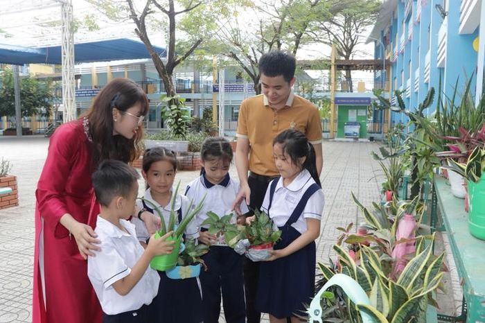 Từ những loại rác thải nhựa, các em học sinh đã được giáo viên hướng dẫn tái chế lại để làm những chậu trồng các cây xanh trong khuôn viên trường