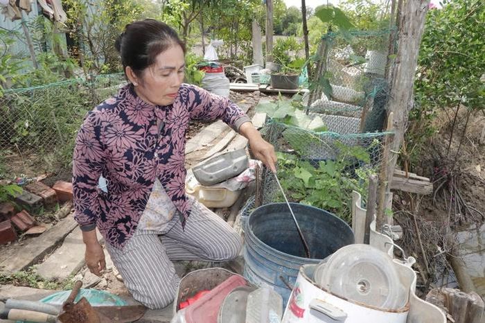 Chị Võ Phước Hạnh, ngụ thôn 3, xã Long Sơn tận dụng rác thải từ các loại rau củ dư thừa để ủ làm phân hữu cơ bón cho cây trong vườn.