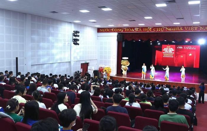 Các tiết mục văn nghệ chào mừng Hội thảo khoa học "Phát triển công nghiệp văn hóa trong kỷ nguyên số" do Báo Văn Hóa phối hợp Trường Đại học Văn hóa TP HCM