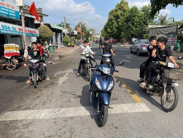 Cơ quan điều tra tiến hành thực nghiệm hiện trường, củng cố hồ sơ xử lý các đối tượng gây rối trật tự công cộng. Ảnh: Công an xã Phú Giáo