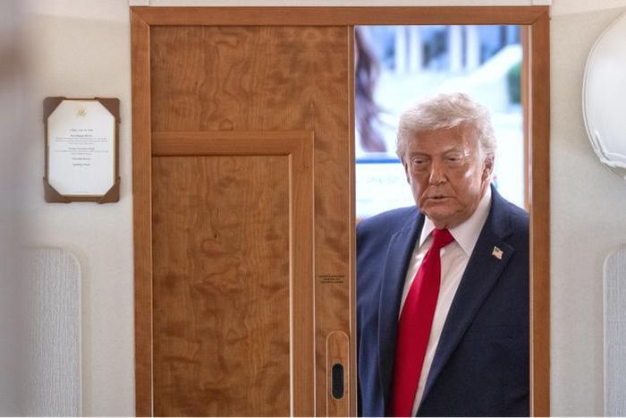 Tổng thống Donald Trump trao đổi với báo giới trên chuyên cơ Không lực Một khi từ căn cứ Andrews, bang Maryland, đến Eau Claire, bang Wisconsin - Mỹ ngày 5-6. Ảnh: AP