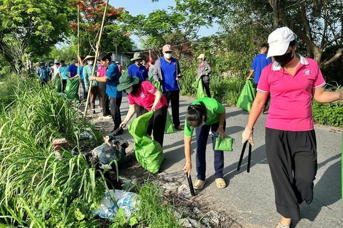 Thu gom rác ở đường Rạch Cầu Suối.