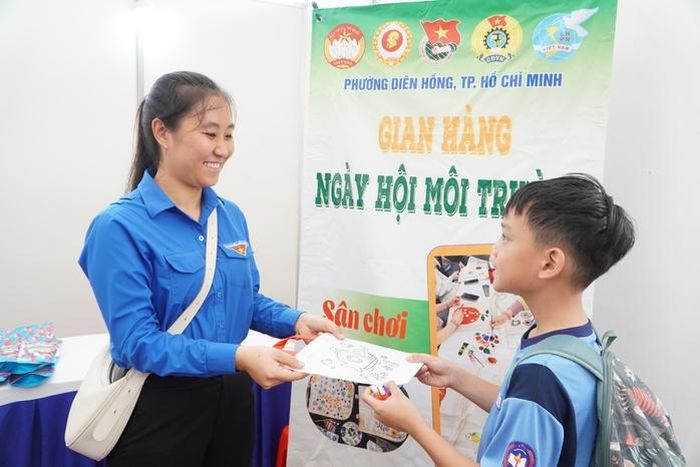 Người dân tham gia ngày hội
