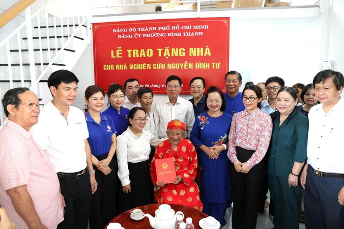 Nhà nghiên cứu Nguyễn Đình Tư trong căn nhà mới. Ảnh: NGUYỄN PHAN