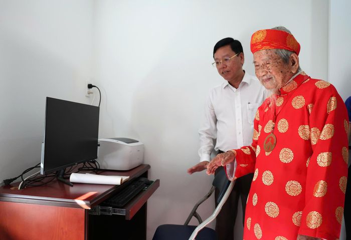 Bộ máy vi tính mới dành cho nhà nghiên cứu Nguyễn Đình Tư. Ảnh: NGUYỄN PHAN