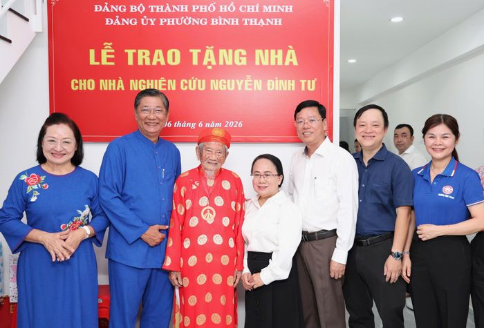 Bà Đinh Thị Thanh Thủy, Phó Trưởng Ban Tuyên giáo và Dân vận Thành ủy TPHCM (giữa) cùng lãnh đạo địa phương chúc mừng nhà nghiên cứu Nguyễn Đình Tư.