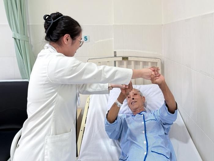 May mắn là người bệnh được đưa đến bệnh viện trong “giờ vàng” và được xử trí nhanh chóng, chính xác