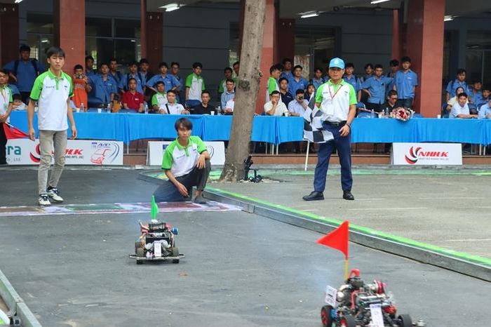 Màn so kè tốc độ giữa các đội thi mang đến không khí sôi động tại vòng chung kết Mini Car Racing 2026.