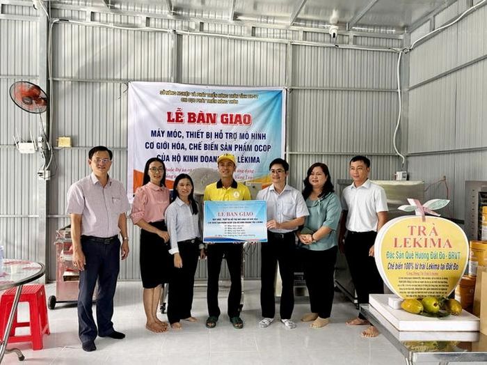 Ngành nông nghiệp bàn giao máy móc cho cơ sở trà Lekima, xã Đất Đỏ.