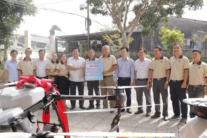 Thiết bị bay không người lái giúp HTX Dịch vụ Nông nghiệp Láng Lớn tiết kiệm chi phí và nhân công sản xuất.
