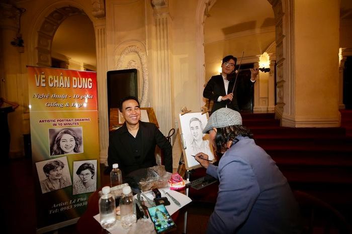 Nghệ sĩ Quyền Linh tham gia vẽ chân dung nghệ thuật trước thềm khai mạc. Ảnh: V.Tuấn