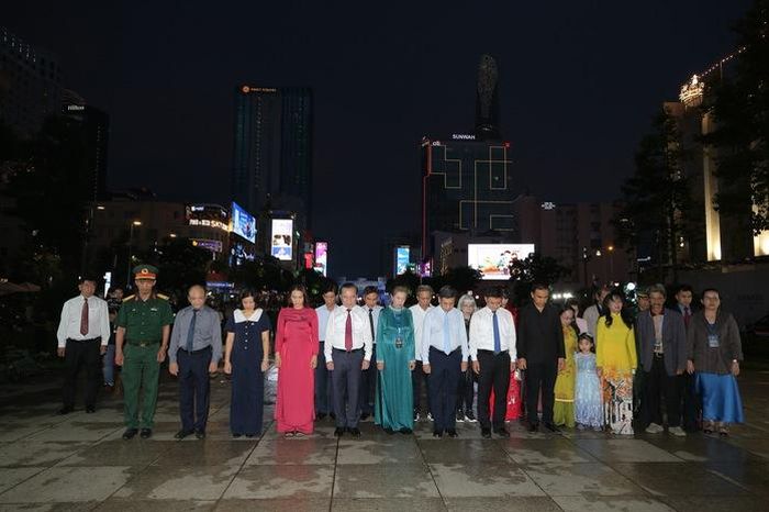 Ban Tổ chức thực hiện nghi thức dâng hương, dâng hoa tại Tượng đài Chủ tịch Hồ Chí Minh. Ảnh: Dũng Phương