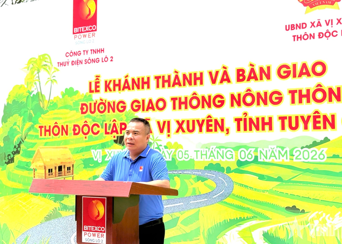 Ông Hoàng Văn Chiến, Giám đốc Công ty TNHH Thủy điện Sông Lô 2 phát biểu tại lễ khánh thành và bàn giao tuyến đường giao thông nông thôn thôn Độc Lập, xã Vị Xuyên, tỉnh Tuyên Quang.