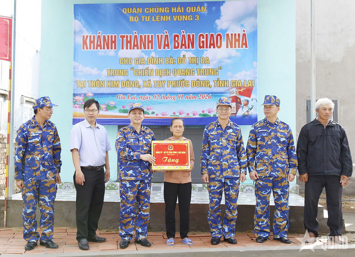 Đoàn công tác Vùng 3 Hải quân tặng quà nhân dân được xây dựng nhà mới trong "Chiến dịch Quang Trung" tại tỉnh Gia Lai. Ảnh do đơn vị cung cấp