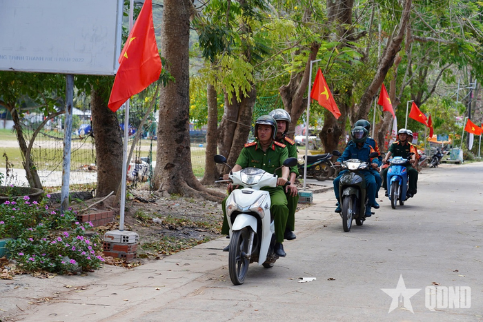 Ban CHQS đặc khu Thổ Châu phối hợp với các lực lượng tuần tra, kiểm soát địa bàn. Ảnh: CÔNG KHANH 