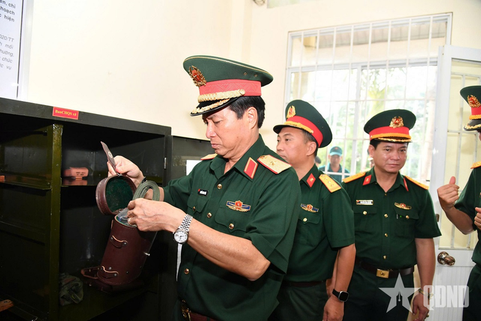 Thiếu tướng Nguyễn Minh Triều, Phó tư lệnh Quân khu 9 kiểm tra tủ súng Ban CHQS xã Cù Lao Giêng, tỉnh An Giang. Ảnh: HỮU TÀI 